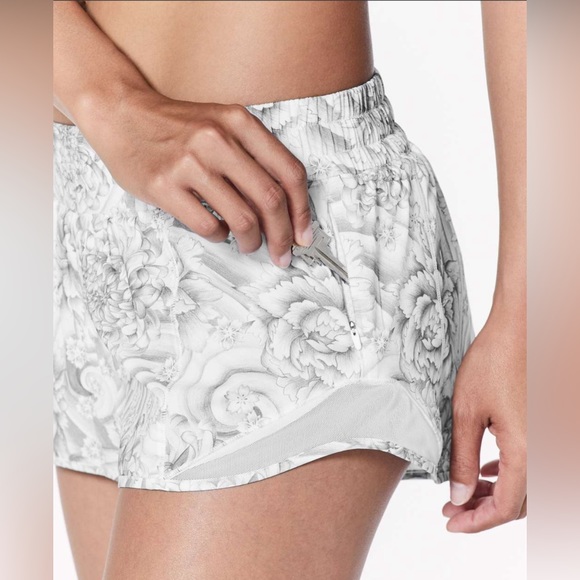 Lululemon hotty hot shorts - Picture 7 of 7